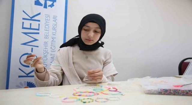 O atölye sayesinde tasarladığı takıları satarak harçlığını çıkarıyor