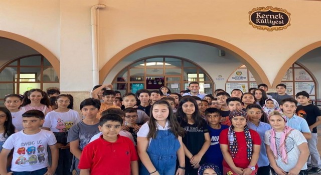 Öğrenciler yaz okulunda hem eğitim görüyor hem eğleniyor
