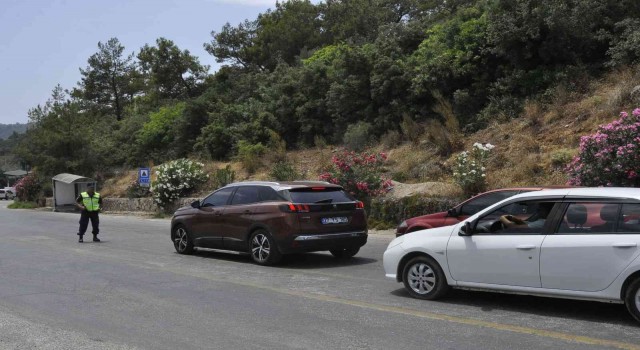 Ölüdeniz yolunda trafik tıkandı, plajlar doldu