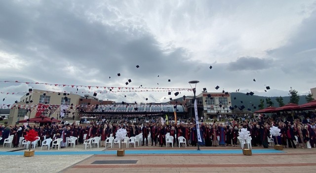 OMÜ İlahiyat Fakültesinde mezuniyet heyecanı