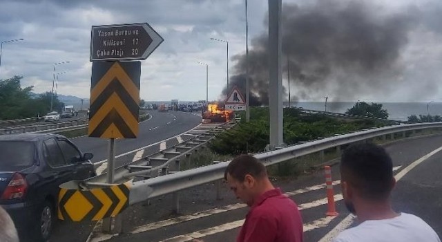 Orduda düğün konvoyunda otomobil alevlere teslim oldu