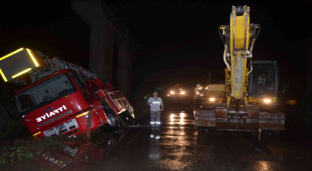 Orduda görevden dönen itfaiye aracı yan yattı: 1 itfaiye eri yaralı