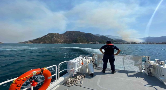 Orman yangını için uçak ve helikopterlerin su aldığı bölge deniz trafiğine kapatıldı