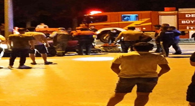Orta refüjdeki direğe çarpan otomobil, genç sürücüye mezar oldu