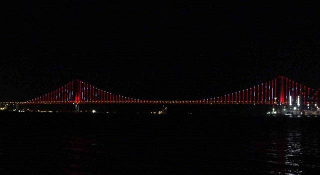 Osmangazi Köprüsü kırmızı-beyaza büründü