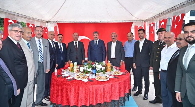 Osmaniye Cumhuriyet Meydanı’nda Bayramlaşma töreni yapıldı