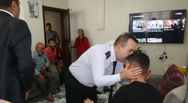 Osmaniye'de Jandarma komutanı, gazi askeri alnından öptü