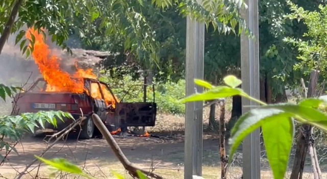 Osmaniyede park halindeki otomobil alev alev yandı