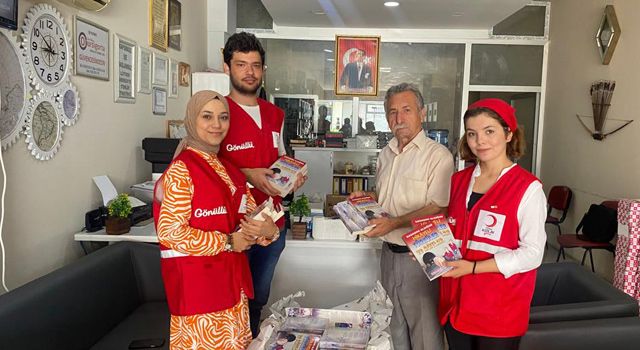 OŞYAD Genç Kızılay Şubesine kitap bağışı yaptı