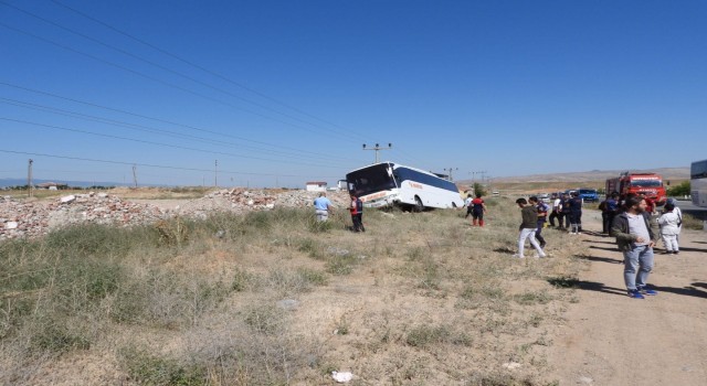 Otobüs yoldan çıktı, 8 yolcu hastaneye kaldırıldı