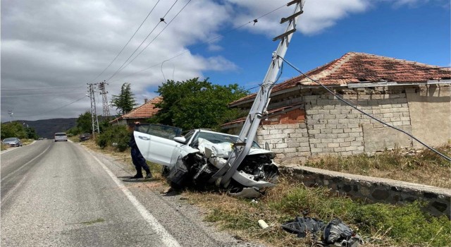 Otomobil elektrik direğine çarptı: 5 yaralı