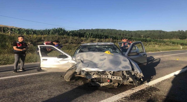 Otomobil ile hafif ticari araç çarpıştı, araçtan fırlayan yolcu öldü
