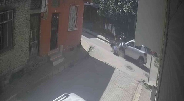 Otomobil ile motosikletin çarpıştığı kaza kamerada