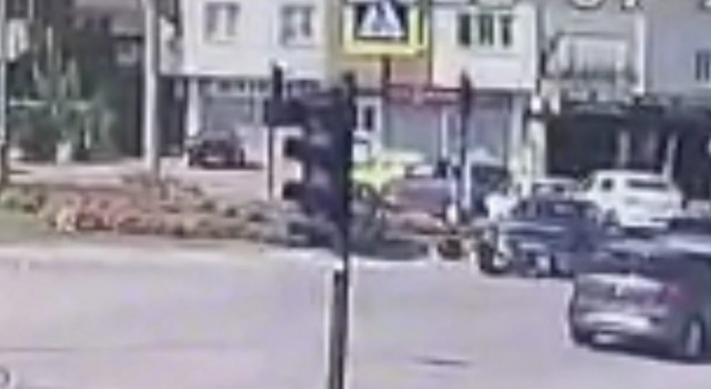 Otomobil, motosiklete çarpıp refüje çıktı