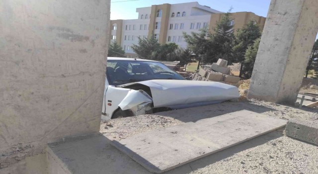 Otomobil nizamiye duvarına çarptı: 1 yaralı