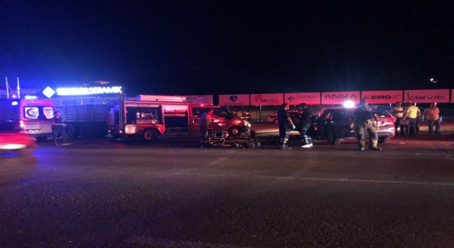 Otomobil tırın altına girdi: 2 kişi öldü, 1i ağır 2 kişi yaralandı