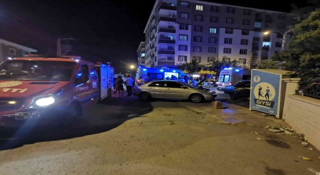 Otomobiller çarpıştı: 1i hamile 4 yaralı