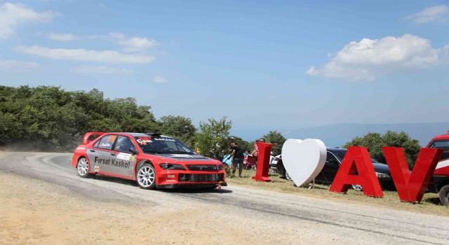 Otomobillerin tırmanış yarışı nefes kesti