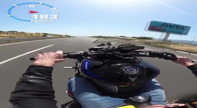 Otoyolda trafikte tek teker kullandığı motosikletiyle tehlike saçtı