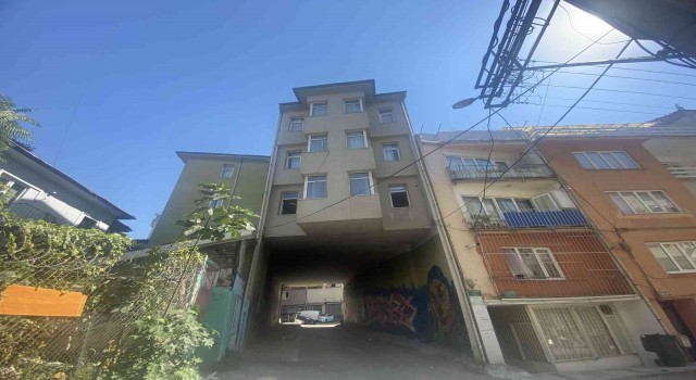 (Özel) Altından tünel gibi yol geçen apartman Karadenizi andırıyor