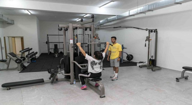 Özel bireyler, fitness salonunda spor yapıyor