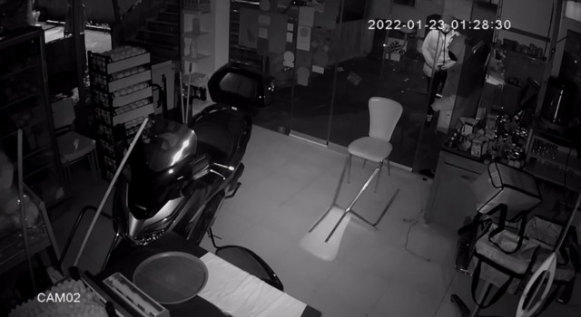 (Özel) İstanbulda aynı büfeyi soyan “müdavim hırsızlar” kamerada: Parke taşıyla camını kırdılar