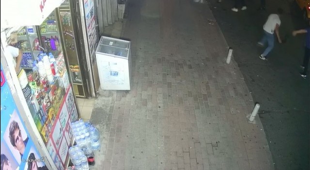 (Özel) Kağıthanede ‘laf atma kavgası: Kemerler, bıçaklar havada uçuştu