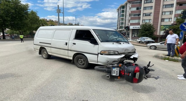Panelvan araç ile motosiklet çarpıştı : 1 yaralı