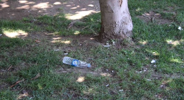 Parkta serinlediler, çöplerini geride bıraktılar