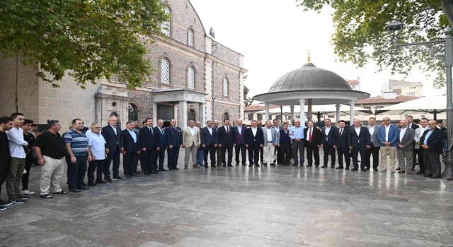 Paşa Camiinde binlerce kişinin katılımıyla Kurban Bayramı namazı kılındı