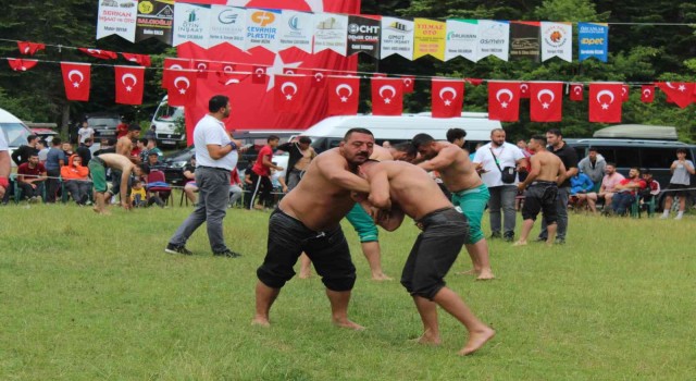 Pehlivanlar çarpışınca rakiplerini şaşırıp birbirlerine girdiler
