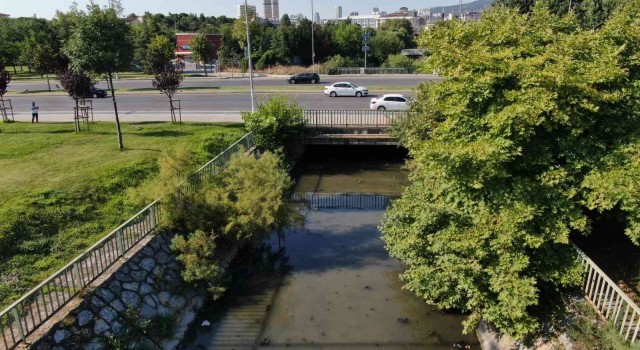 Pendikte İSKİye ait atık su kanalından yayılan kötü kokular vatandaşı bezdirdi