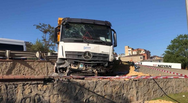 Pendikte kontrolden çıkan hafriyat kamyonu otomobilin üstüne düştü: 3 yaralı