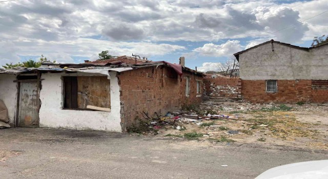 Polis uyuşturucuyu toprağa gömülü buldu