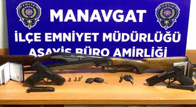 Polisin arama yaptığı ikamette ruhsatsız tabanca ve tüfek ele geçirildi