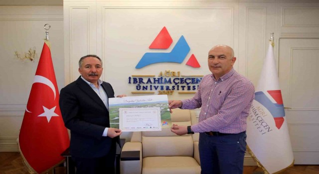 Prof. Dr. Karabuluta Türkiye Üniversite Sporları Federasyonundan teşekkür belgesi verildi