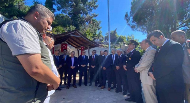 Protokolden şehitliğe ziyaret