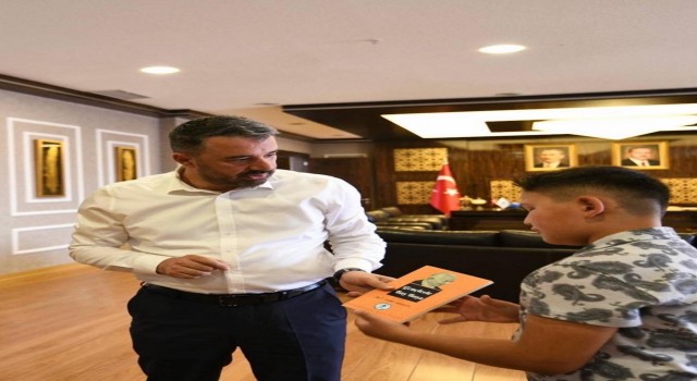 Pursaklar Başkanı Ertuğrul Çetinden gençlere kitap okuma çağrısı