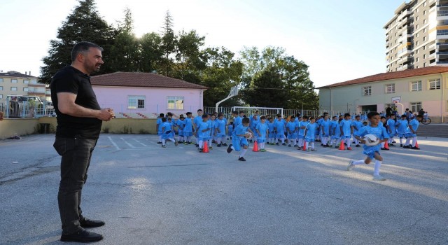 Pursaklar Belediye Başkanı Çetinden binlerce çocuğa spor malzemesi hediyesi