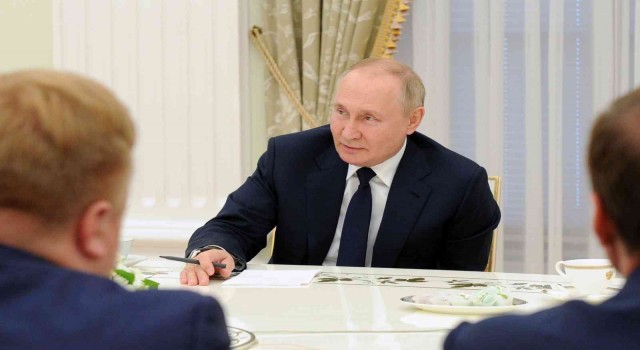 Putin: “Batı bizi savaş alanında yenmek istiyorsa, bırakın denesinler”