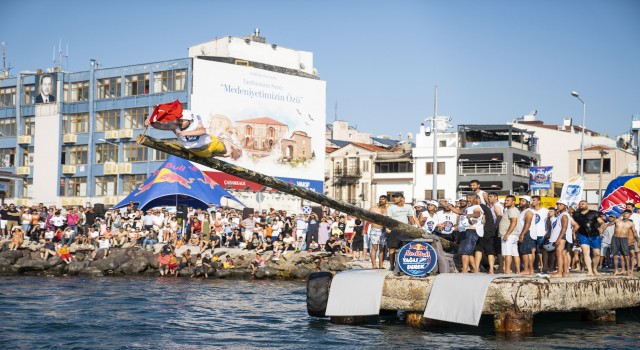 Red Bull Yağlı Direk yarışması Çanakkalede gerçekleşti
