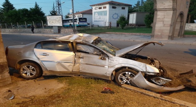 Refüje çarpan otomobil takla attı: 1 yaralı