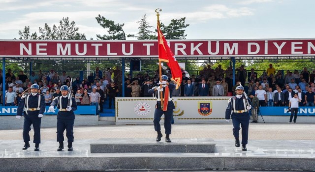 Rektör Beydemir acemi erlerin yemin törenine katıldı