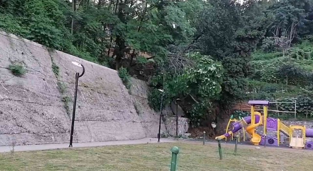 Rizede çocuk parkında toprak kayması