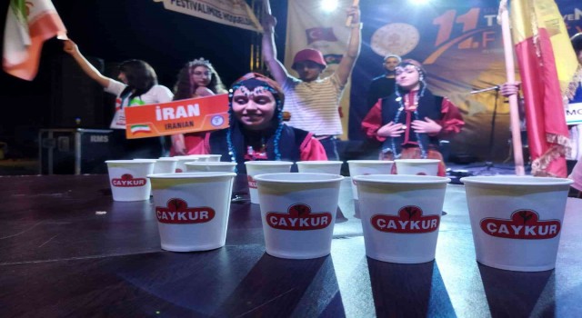 Rizede en hızlı çay içmek için 7 ülkeden yarışmacılar yarıştı