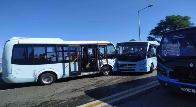 Rizede iki dolmuş kafa kafaya çarpıştı: 17 yaralı