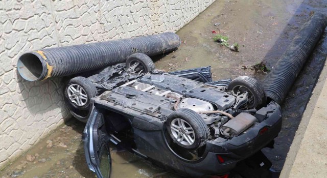 Rizede park halindeki araca çarpan otomobil dereye uçtu: 2 yaralı