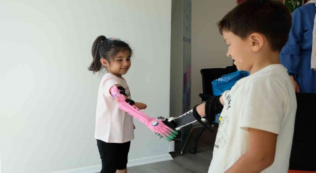 Robot eller çocukların yüzünü güldürdü