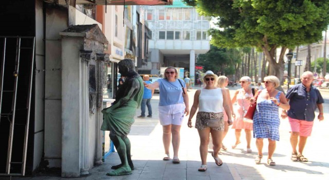 Roma heykelini önce tekmeledi, sonra bezin döküp yaktı