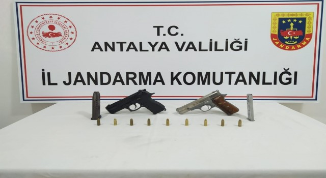 Ruhsatsız tabancalarını çatıdan aşağı atınca yakalandı